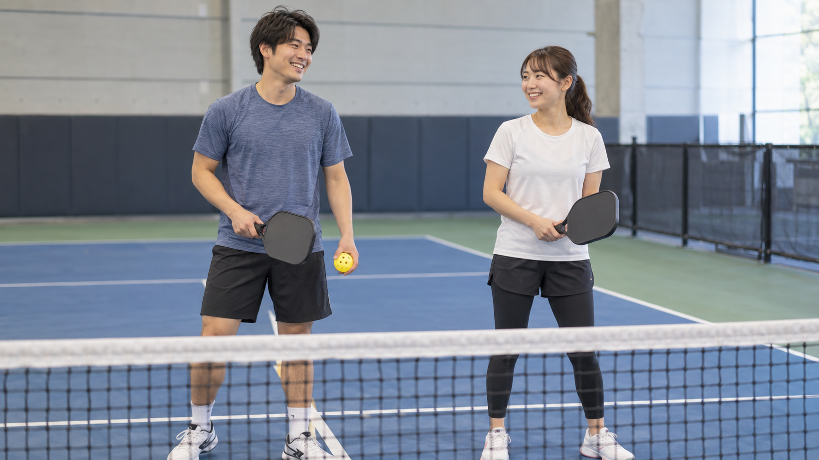 動きやすいスポーツウェアでピックルボールを楽しむ初心者の男女